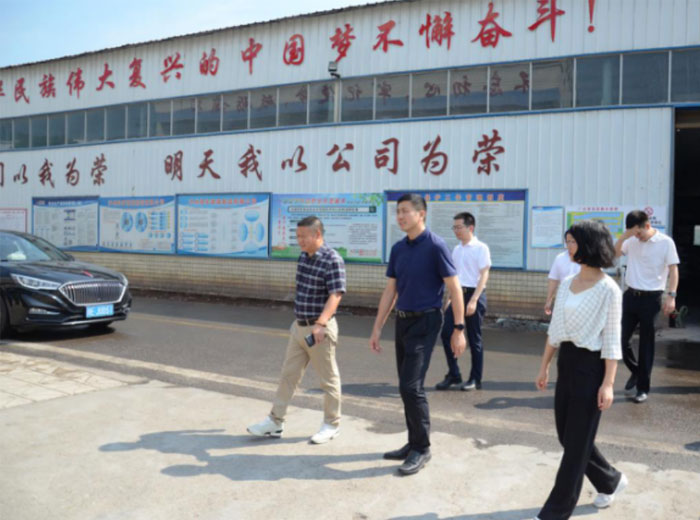 泸县县委书记肖刚一行莅临一竞技集团总部基地调研