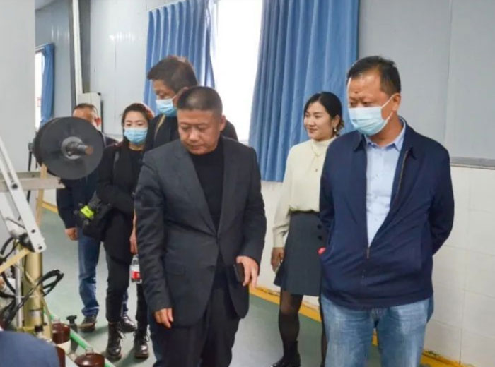 四川全兴酒业领导莅临一竞技玻璃集团交流